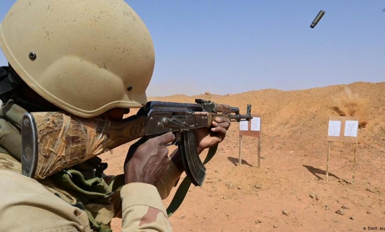Exercice de tirs avec un soldat mauritanien @ DW