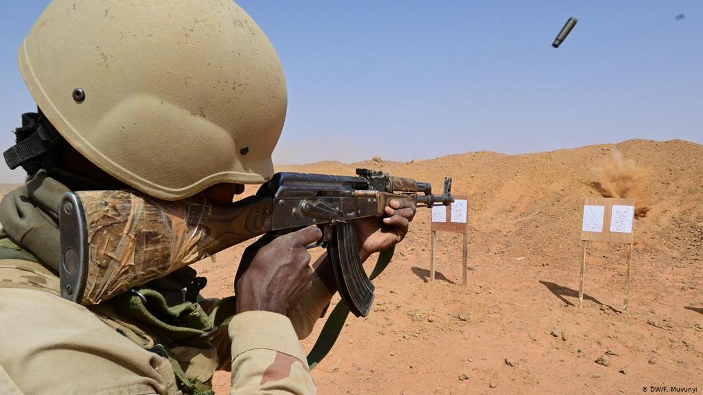 Exercice de tirs avec un soldat mauritanien @ DW