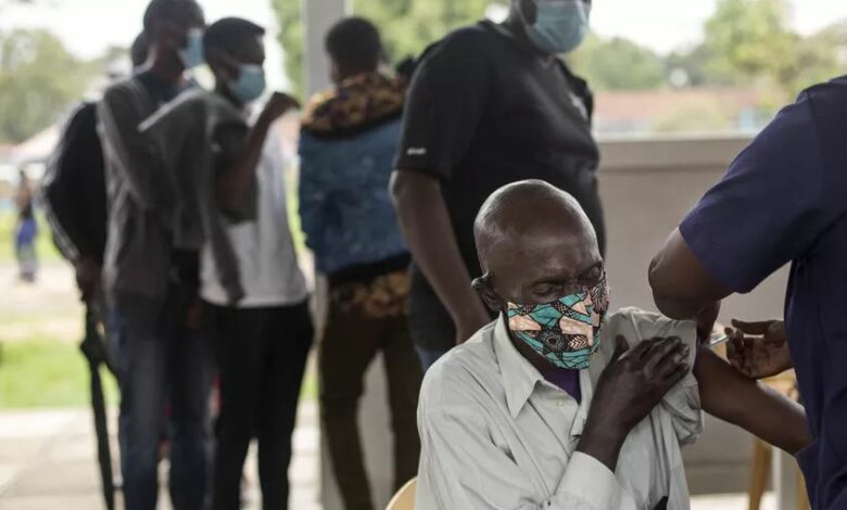 Une campagne de vaccination anti-Covid-19 à l'hôpital de Nairobi, au Kenya, en avril 2021. (ROBERT BONET / NURPHOTO)