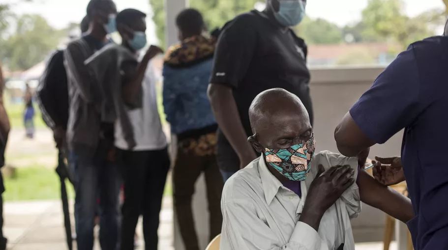 Une campagne de vaccination anti-Covid-19 à l'hôpital de Nairobi, au Kenya, en avril 2021. (ROBERT BONET / NURPHOTO)