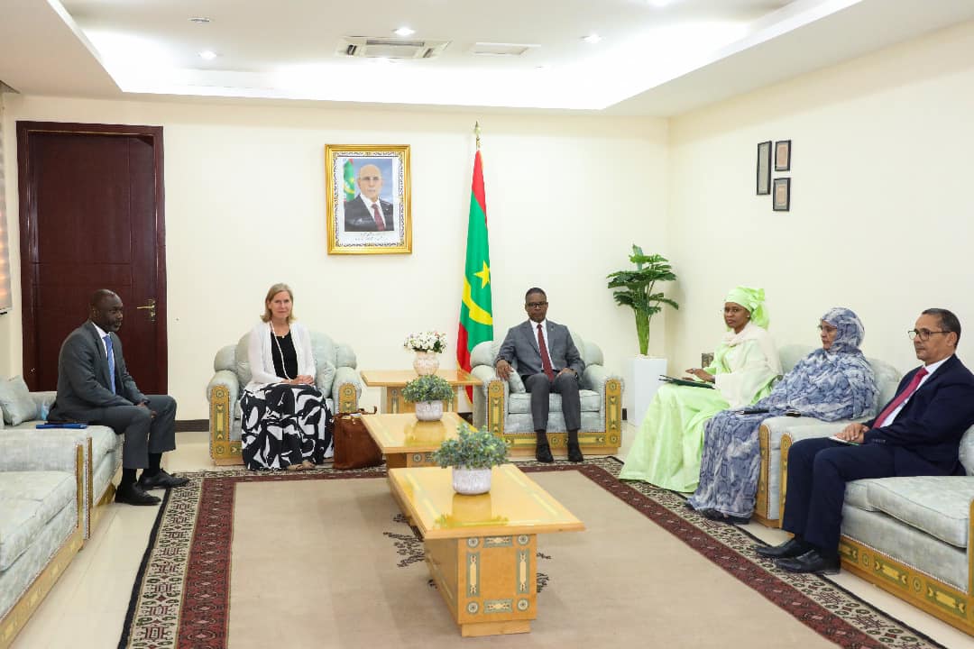 Le Premier Ministre M. Mohamed Ould Bilal recevant Mme Susan Gardnerdirectrice chargée de la division des écosystèmes du programme des Nations Unies pour l'environnement.